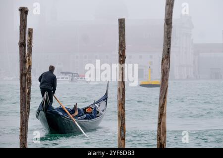 Blick auf das San Marco Becken während einer nebeligen Herbstzeit Stockfoto