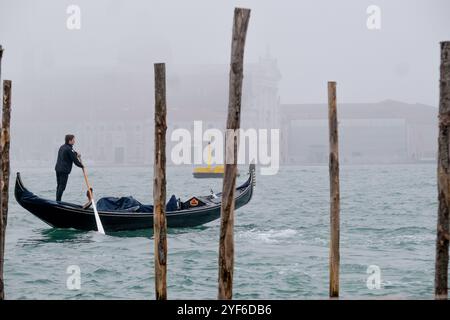 Blick auf das San Marco Becken während einer nebeligen Herbstzeit Stockfoto