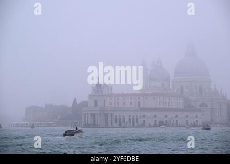 Blick auf das San Marco Becken während einer nebeligen Herbstzeit Stockfoto