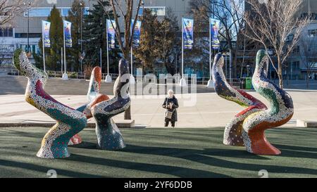 Edmonton, Kanada, 12. November 2023: A Unfuf of could-be(s). Mosaik aus Keramikfliesen am Churchill Square. Erstellt von Erin Pankratz und Christian Pérès Stockfoto