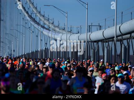 New York, Usa. November 2024. Die Läufer überqueren die Verrazzano Narrows Bridge, wenn sie am Sonntag, den 3. November 2024, beim NYRR TCS New York City Marathon 2024 in New York City antreten. Über 50.000 Läufer aus New York City und der ganzen Welt fahren durch die fünf Stadtteile auf einer Strecke, die sich von der Verrazano Bridge windet, bevor sie die Ziellinie von Tavern on the Green im Central Park überqueren. Foto: John Angelillo/UPI Credit: UPI/Alamy Live News Stockfoto