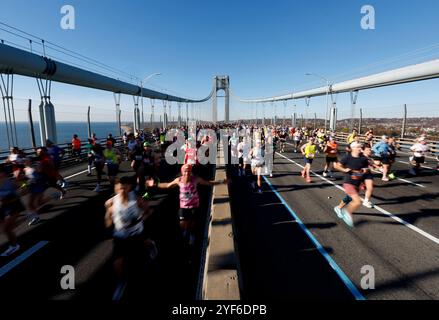 New York, Usa. November 2024. Die Läufer überqueren die Verrazzano Narrows Bridge, wenn sie am Sonntag, den 3. November 2024, beim NYRR TCS New York City Marathon 2024 in New York City antreten. Über 50.000 Läufer aus New York City und der ganzen Welt fahren durch die fünf Stadtteile auf einer Strecke, die sich von der Verrazano Bridge windet, bevor sie die Ziellinie von Tavern on the Green im Central Park überqueren. Foto: John Angelillo/UPI Credit: UPI/Alamy Live News Stockfoto