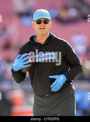 Cleveland, Usa. November 2024. Jim Harbaugh, Cheftrainer der Los Angeles Chargers, spaziert vor dem Spiel der Chargers gegen die Cleveland Browns am Sonntag, den 3. November 2024, auf dem Huntington Bank Field in Cleveland, Ohio. Foto: Aaron Josefczyk/UPI Credit: UPI/Alamy Live News Stockfoto