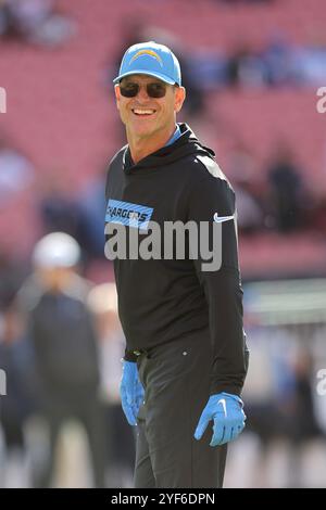 Cleveland, Usa. November 2024. Jim Harbaugh, Cheftrainer der Los Angeles Chargers, lächelt vor dem Spiel der Chargers gegen die Cleveland Browns im Huntington Bank Field in Cleveland, Ohio am Sonntag, den 3. November 2024. Foto: Aaron Josefczyk/UPI Credit: UPI/Alamy Live News Stockfoto