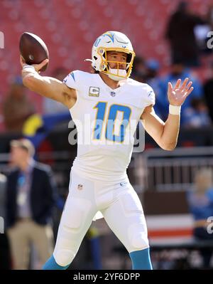 Cleveland, Usa. November 2024. Los Angeles Chargers Quarterback Justin Herbert (10) wirft einen Pass, als er sich am Sonntag, den 3. November 2024, für das Spiel der Chargers gegen die Cleveland Browns im Huntington Bank Field in Cleveland, Ohio, aufwärmt. Foto: Aaron Josefczyk/UPI Credit: UPI/Alamy Live News Stockfoto