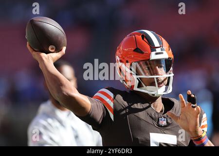 Cleveland, Usa. November 2024. Cleveland Browns Quarterback Jameis Winston (5) wirft einen Pass vor dem Spiel der Browns gegen die Los Angeles Chargers im Huntington Bank Field in Cleveland, Ohio am Sonntag, den 3. November 2024. Foto: Aaron Josefczyk/UPI Credit: UPI/Alamy Live News Stockfoto