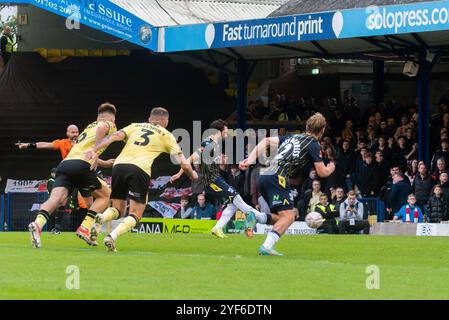 Jack Bridge erzielte einen Elfmeter für Southend Utd gegen Charlton Athletic in der ersten Runde des FA Cups in der Roots Hall, Southend on Sea, Essex, Großbritannien Stockfoto