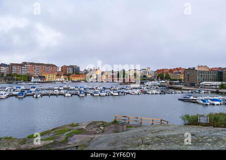 Blick von der Insel Stakholmen auf den Yachthafen und die Häuser im Stadthafen von Karlskrona, Blekinge län, Schweden, nur für redaktionelle Zwecke. Stockfoto