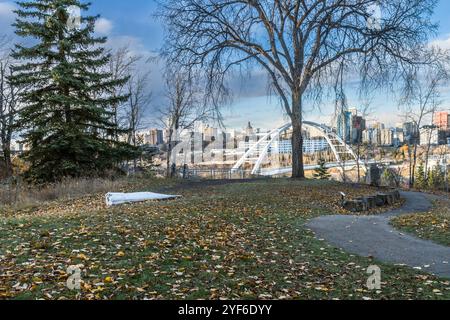 Edmonton, Kanada, 24. Oktober 2024: Symbol der Brücke zwischen der Vergangenheit (Knochenkunst am Fluss Lot 11 als Symbol für indigene Menschen Land i) Stockfoto