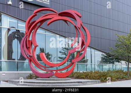 Edmonton, Kanada, 26. Oktober 2024: Skaters' Arch von Douglas Bentham (2015) in der Rogers Place Arena – North East Plaza Stockfoto