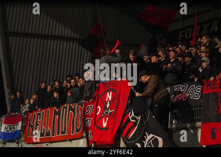 Helmond, Niederlande. November 2024. HELMOND, NIEDERLANDE - 3. NOVEMBER: Fans und Unterstützer von Helmond Sport singen bei einem niederländischen Keuken Kampioen Divisie Spiel zwischen Helmond Sport und Excelsior Rotterdam im GS Staalwerke Stadion am 3. November 2024 in Helmond, Niederlande. (Foto von Andre Weening/Orange Pictures) Credit: Orange Pics BV/Alamy Live News Stockfoto