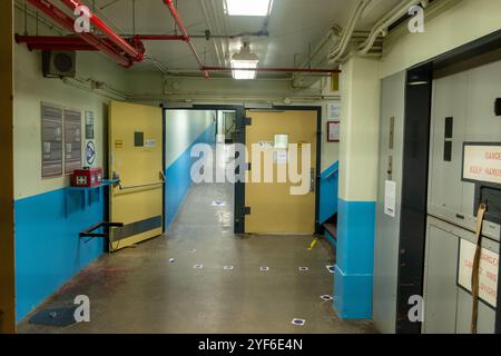 Flur und Türen im Diefenbunker, Carp, Ontario, Kanada Stockfoto