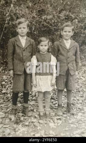 Novi Sad, Serbien, Jugoslawien - 1946: Porträt von drei Geschwistern, zwei Brüdern und einer Schwester Stockfoto