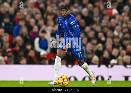 Manchester, Großbritannien. November 2024. Old Trafford MANCHESTER, ENGLAND – 3. NOVEMBER: Noni Madueke aus Chelsea spielt mit dem Ball während des Spiels der Premier League 2024/25 Matchweek 10 zwischen Manchester United und Chelsea FC in Old Trafford am 3. November 2024 in Manchester. (Richard Callis/SPP) Credit: SPP Sport Press Photo. /Alamy Live News Stockfoto