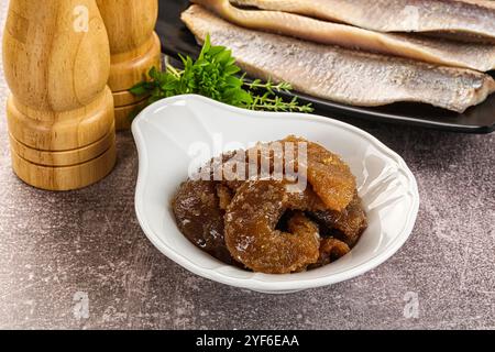 Gesalzener Heringsrogen-Snack auf dem Teller Stockfoto