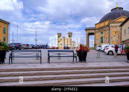 Stortorget, der Haupt- oder Marktplatz, und Fredriks Kirche sowie Trinity Kirche im historischen Stadtzentrum von Karlskrona, Blekinge län, Schweden. Stockfoto