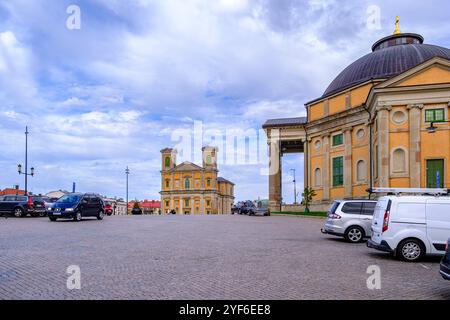 Stortorget, der Haupt- oder Marktplatz, und Fredriks Kirche sowie Trinity Kirche im historischen Stadtzentrum von Karlskrona, Blekinge län, Schweden. Stockfoto