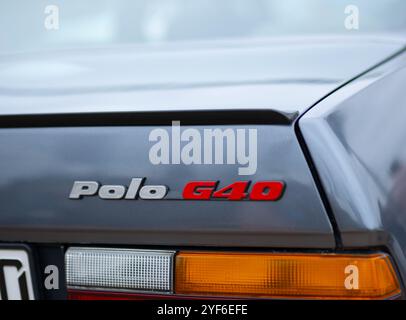 Nahaufnahme des Hecks eines grauen Volkswagen Polo G40. Stockfoto