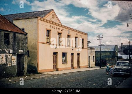 Das Astor Cinema in der Killarney Road in Castleisland, Co Kerry, Irland, fotografierte 1957 die Legende „The World in Motion“ Stockfoto