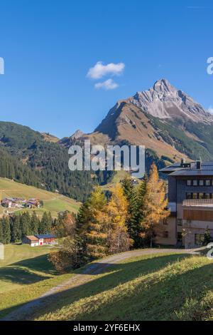 beaver Head Peak, blauer Alpensee im Herbst, bewaldete Berge. Wandergebiet im Bregenzer Wald, Vorarlberg, Österreich. Feriengebiet zum Wandern und Skifahren Stockfoto