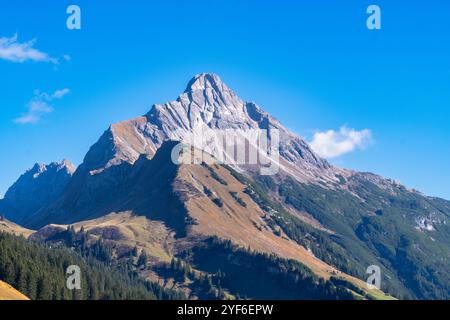 beaver Head Peak, blauer Alpensee im Herbst, bewaldete Berge. Wandergebiet im Bregenzer Wald, Vorarlberg, Österreich. Feriengebiet zum Wandern und Skifahren Stockfoto