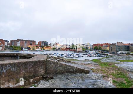 Blick von der Insel Stakholmen auf den Yachthafen und die Häuser im Stadthafen Karlskrona, Blekinge län, Schweden. Stockfoto