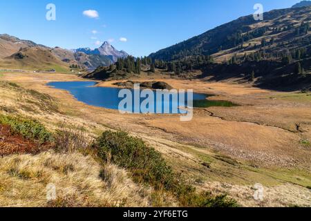 beaver Head Peak, blauer Alpensee im Herbst, bewaldete Berge. Wandergebiet im Bregenzer Wald, Vorarlberg, Österreich. Feriengebiet zum Wandern und Skifahren Stockfoto