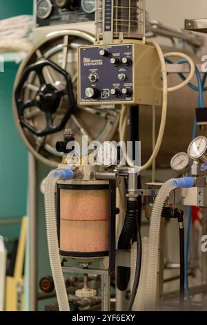 Atemschutzgerät, medizinische Geräte im Diefenbunker, Carp, Ontario, Kanada Stockfoto