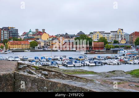 Blick von der Insel Stakholmen auf den Yachthafen und die Häuser im Stadthafen Karlskrona, Blekinge län, Schweden. Stockfoto