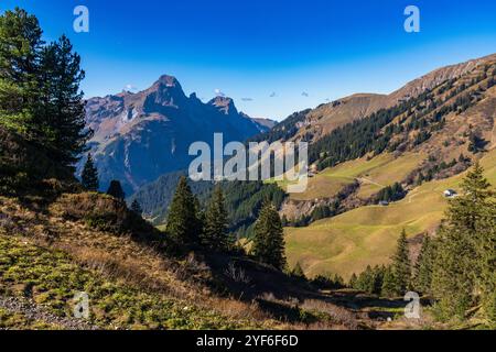 beaver Head Peak, blauer Alpensee im Herbst, bewaldete Berge. Wandergebiet im Bregenzer Wald, Vorarlberg, Österreich. Feriengebiet zum Wandern und Skifahren Stockfoto