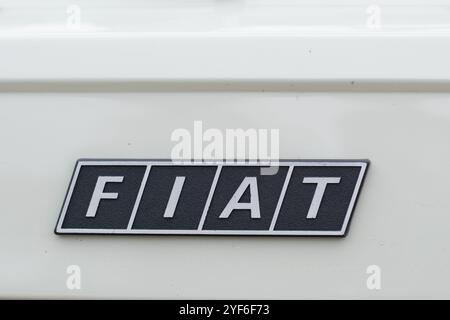 Eine Nahaufnahme des Hecks eines weißen Fiat-Wagens. Stockfoto