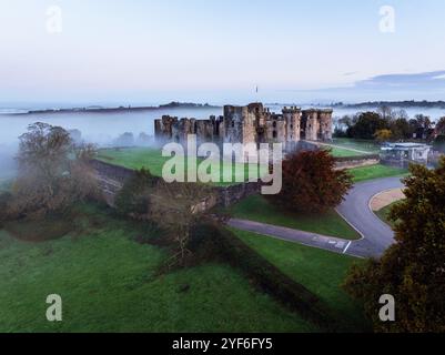 Raglan Castle im Nebel bei Sonnenaufgang, Monmouthshire, Wales, England Stockfoto