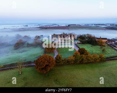 Raglan Castle im Nebel bei Sonnenaufgang, Monmouthshire, Wales, England Stockfoto