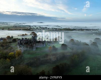 Raglan Castle im Nebel bei Sonnenaufgang, Monmouthshire, Wales, England Stockfoto