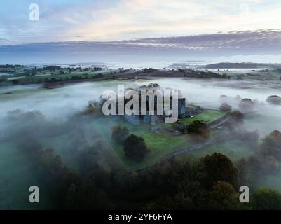 Raglan Castle im Nebel bei Sonnenaufgang, Monmouthshire, Wales, England Stockfoto