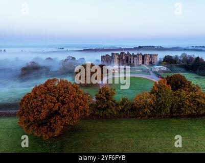 Raglan Castle im Nebel bei Sonnenaufgang, Monmouthshire, Wales, England Stockfoto