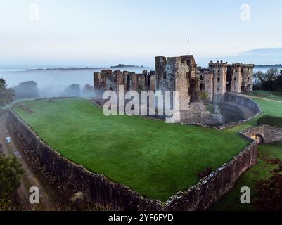 Raglan Castle im Nebel bei Sonnenaufgang, Monmouthshire, Wales, England Stockfoto