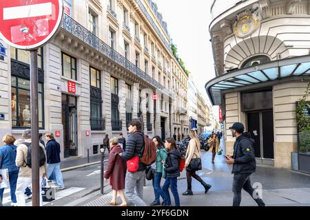 Eine enge Straße in Paris mit wunderschönen Gebäuden und geparkten Autos. Paris, Frankreich - 30. Oktober 2024 Stockfoto