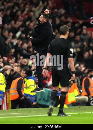 Manchester United Interim-Trainer Ruud van Nistelrooy (links) feiert das erste Tor seiner Mannschaft, das Bruno Fernandes (nicht abgebildet) während des Premier League-Spiels in Old Trafford (Manchester) erzielte. Bilddatum: Sonntag, 3. November 2024. Stockfoto