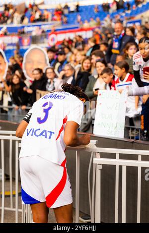 Lyon, Frankreich. November 2024. Wendie Renard (3 Olympique Lyonnais) mit Fans beim Arkema Premiere Ligue Spiel zwischen Olympique Lyonnais und Paris Saint-Germain im Groupama Stadion in Lyon, Frankreich. (Pauline FIGUET/SPP) Credit: SPP Sport Press Photo. /Alamy Live News Stockfoto