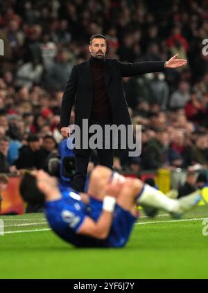 Manchester United Interim-Trainer Ruud van Nistelrooy reagiert, nachdem Pedro Neto von Chelsea während des Premier League-Spiels in Old Trafford, Manchester, gegen Casemiro von Manchester United (nicht abgebildet) angegriffen wurde. Bilddatum: Sonntag, 3. November 2024. Stockfoto