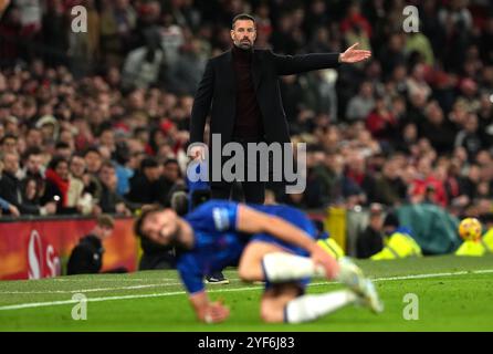 Manchester United Interim-Trainer Ruud van Nistelrooy reagiert, nachdem Pedro Neto von Chelsea während des Premier League-Spiels in Old Trafford, Manchester, gegen Casemiro von Manchester United (nicht abgebildet) angegriffen wurde. Bilddatum: Sonntag, 3. November 2024. Stockfoto