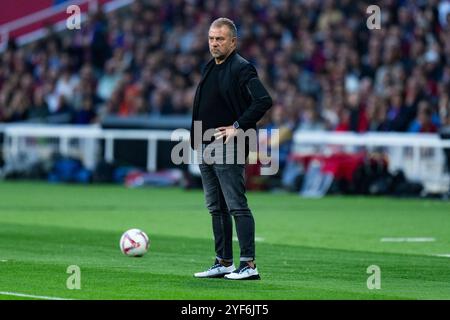 Barcelona, Spanien. November 2024. Trainer Hansi Flick (FC Barcelona) während des Fußballspiels La Liga zwischen dem FC Barcelona und dem RCD Espanyol im Lluis Companys Stadium in Barcelona, Spanien, am 3. November 2024. Foto: Siu Wu. Quelle: dpa/Alamy Live News Stockfoto