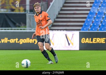 Andreas Spegelaere (25) von KMSK Deinze, dargestellt während eines Fußballspiels zwischen KMSK Deinze und SK Beveren am 10. Spieltag der Challenger Pro League 2024-2025, am Sonntag, den 3. November 2024 in Deinze, Belgien. Quelle: Sportpix/Alamy Live News Stockfoto