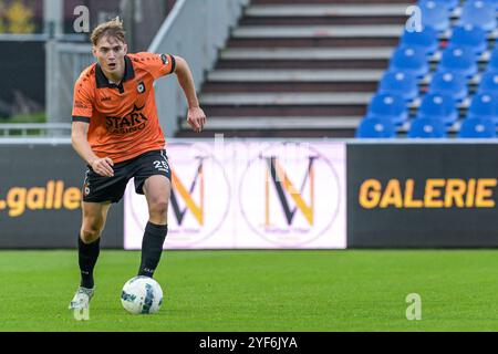 Andreas Spegelaere (25) von KMSK Deinze, dargestellt während eines Fußballspiels zwischen KMSK Deinze und SK Beveren am 10. Spieltag der Challenger Pro League 2024-2025, am Sonntag, den 3. November 2024 in Deinze, Belgien. Quelle: Sportpix/Alamy Live News Stockfoto