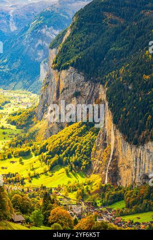 Lauterbrunnen, Schweiz Tal ab Wengen in der Herbstsaison mit Staubbachfällen. Stockfoto