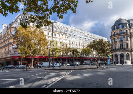 Gebäudefassade des luxuriösen Einkaufszentrums Galeries Lafayette in Paris, Frankreich - 1. November 2024 Stockfoto