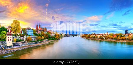 Basel, Schweiz am Rhein bei Dämmerung im Herbst. Stockfoto