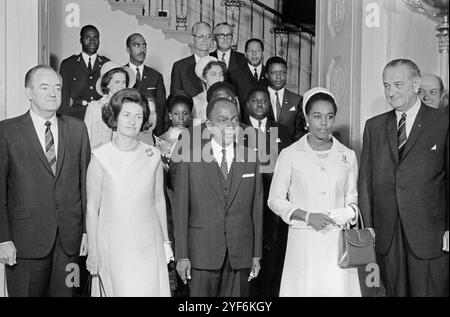 Vizepräsident Hubert Humphrey, First Lady Bird Johnson, Präsident der Elfenbeinküste Félix Houphouët-Boigny, seine Frau Marie-Thérèse Houphouët-Boigny und Präsident Lyndon B. Johnson im Weißen Haus Stockfoto