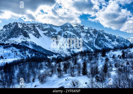 Schneebedeckte Berglandschaft in den Kleinen Venezianischen Dolomiten in Italien Stockfoto